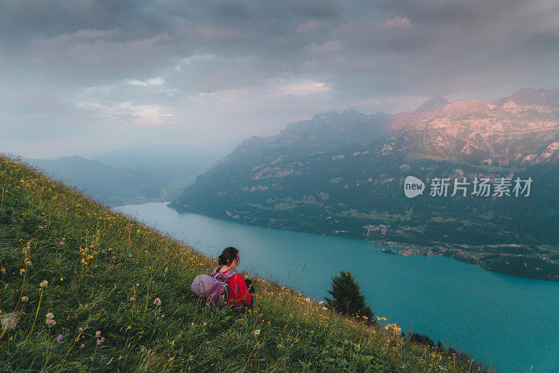 在瑞士阿尔卑斯山脉徒步旅行的女人