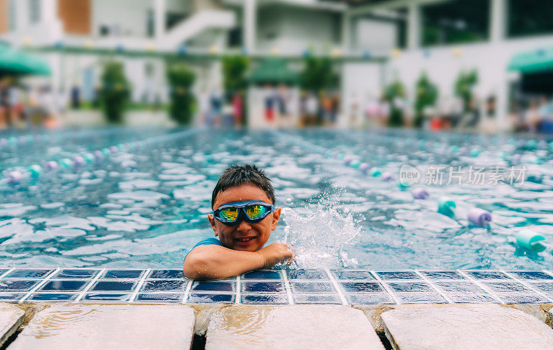 男孩在游泳池微笑