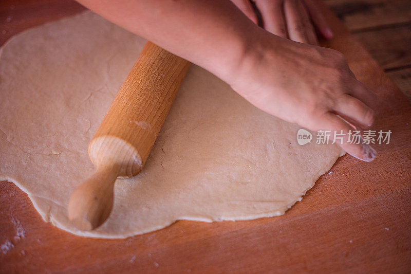 感恩节用餐，制作南瓜派，用擀面杖擀面