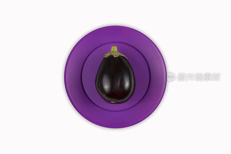 鲜茄子在紫色塑料盘上孤立白色。
