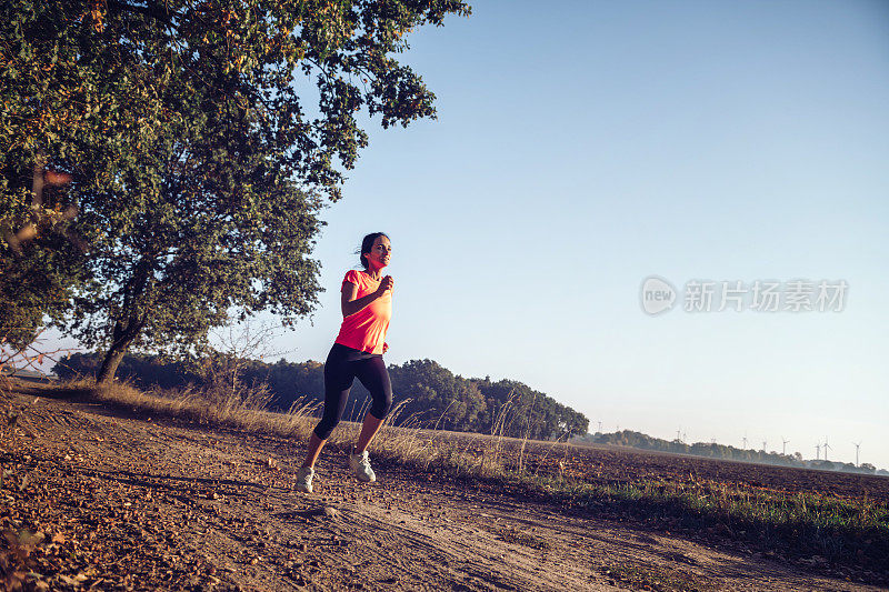 女运动员在农村跑步