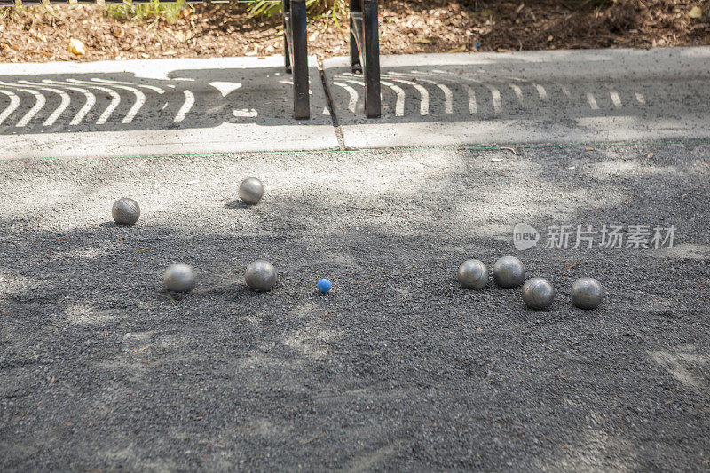 金属petanque球在行动