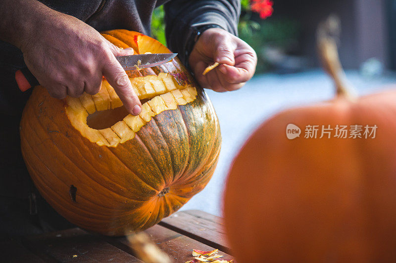 雕刻一个南瓜来准备万圣节灯笼