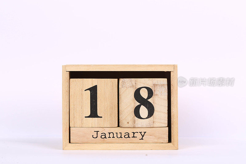 木制的立方体日历，日期为1月18日。概念日历年与复制空间隔离在白色背景
