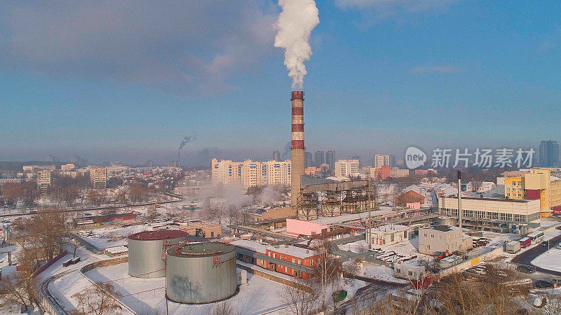 坏生态。热电厂位于住宅区的中心，从高高的管道中喷出浓烟，污染了城市的空气。带有轨道摄像机运动的无人机视频。