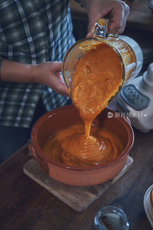 准备南瓜炖鹰嘴豆，芹菜和扁豆