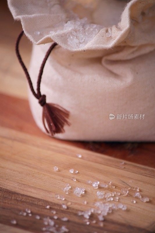 海盐装在一个小袋子里
