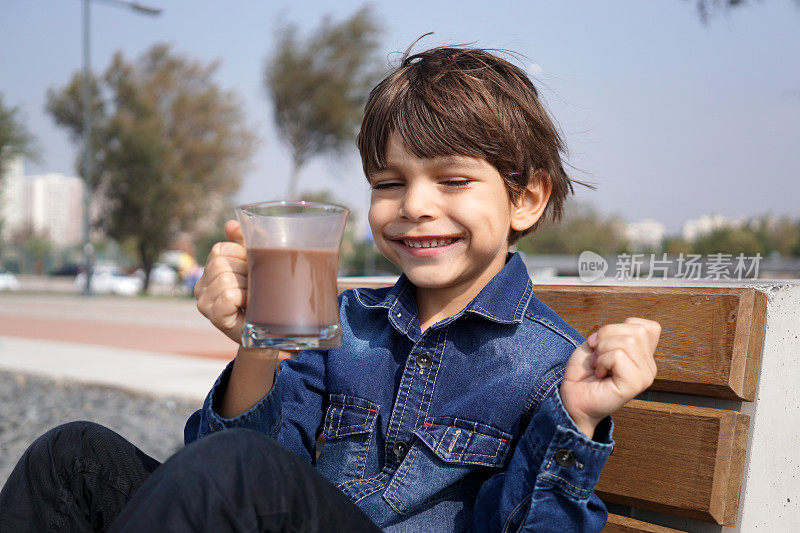 小男孩喝巧克力牛奶