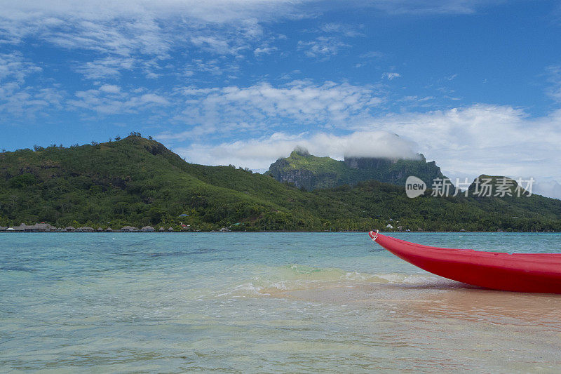 皮艇漂浮在法属波利尼西亚的波拉波拉岛周围的泻湖上