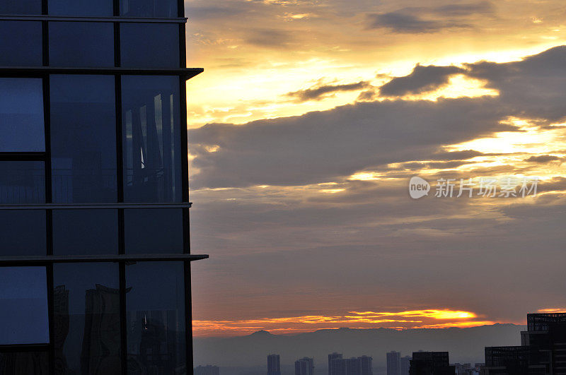 夕阳下建筑物的玻璃幕墙。