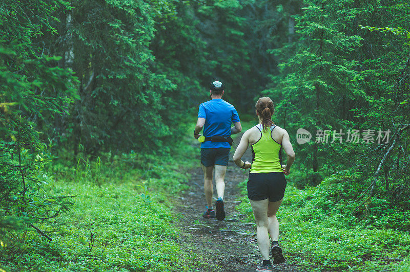 一对中年夫妇在森林里跑步