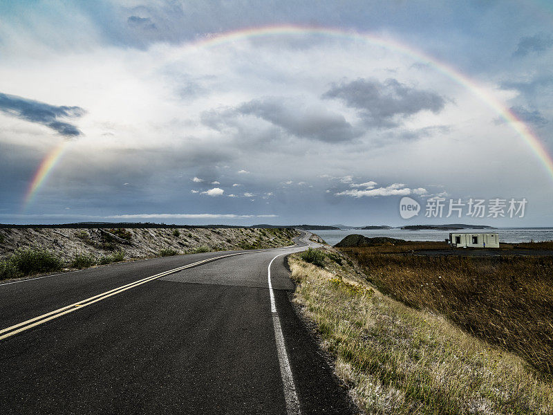 通往石灰窑灯塔的蜿蜒乡村道路