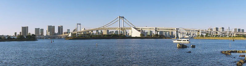 日落时分的东京天际线和彩虹桥