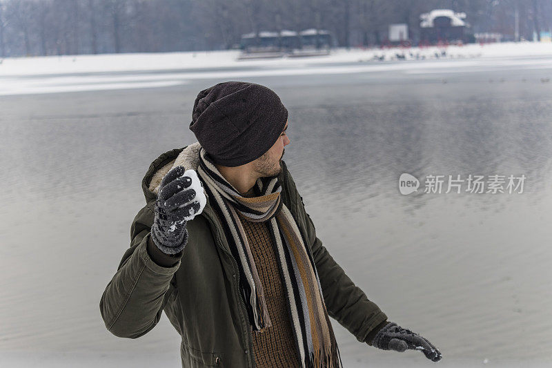 拿着雪球的人