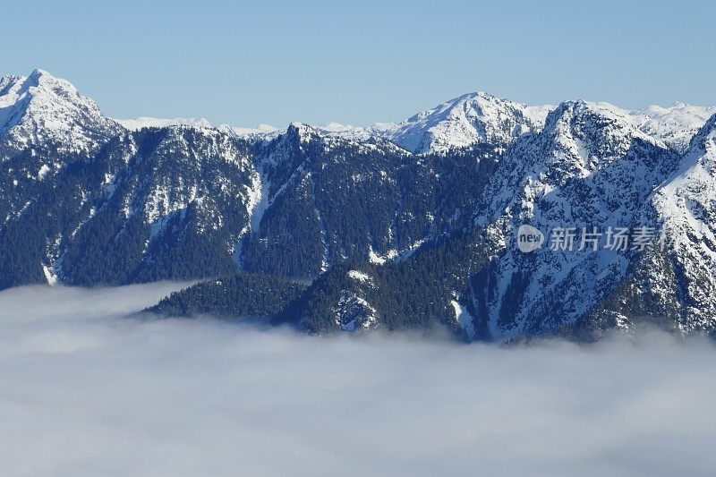 不列颠哥伦比亚省的沿海山脉被冰雪覆盖