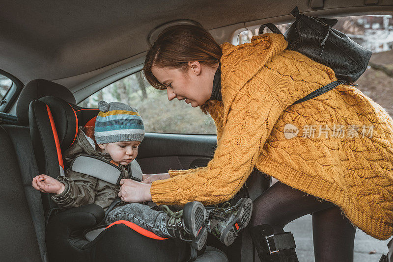 系好安全带准备自驾游