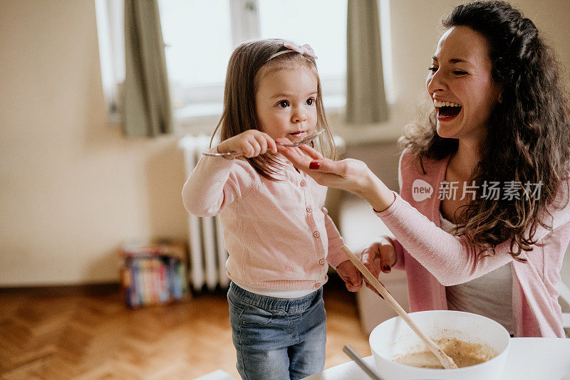 快乐的母女在厨房里