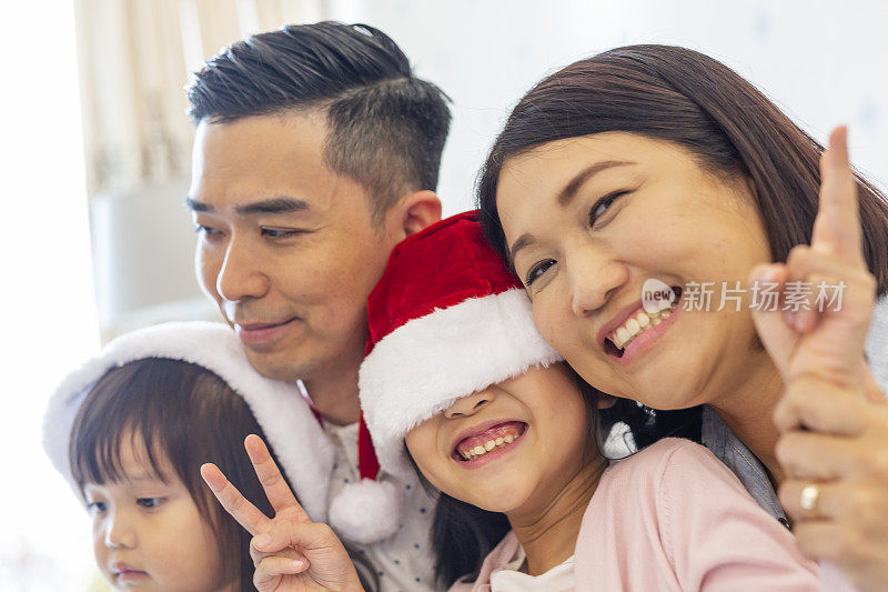 亚洲家庭与圣诞老人帽的乐趣