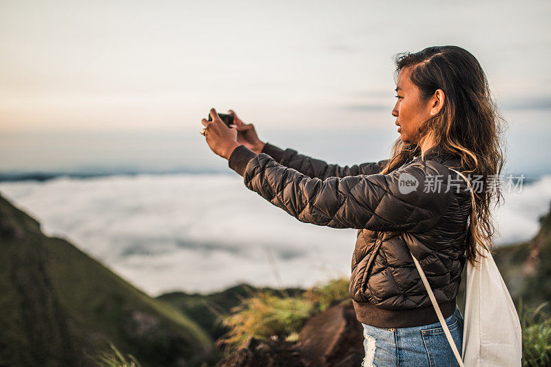 女人拍摄自然