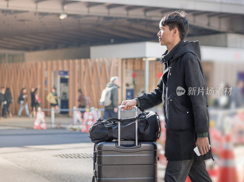 年轻的亚洲男子和日本朋友寻找旅游地点使用手机和花时间在亚洲旅行