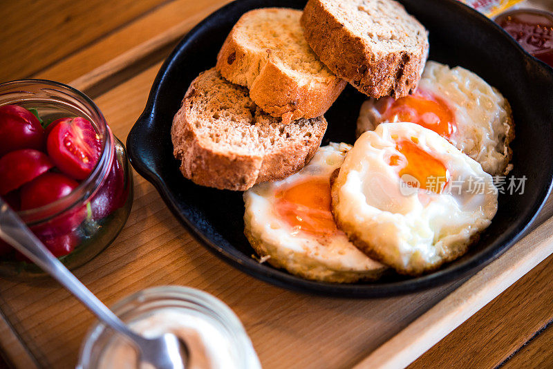 早餐是煎蛋、樱桃番茄和面包