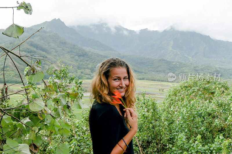 44岁的中年妇女在夏威夷考艾岛北岸享受快乐时光