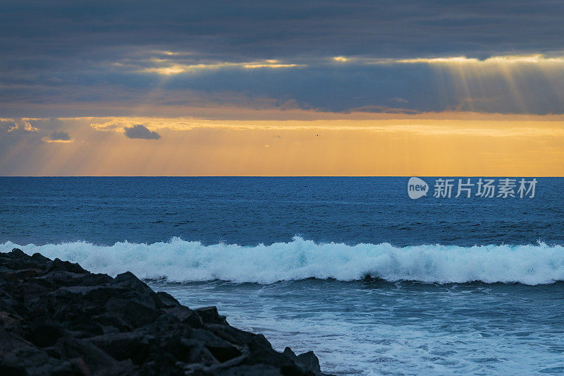 西班牙特内里费岛Américas海滩上的日落