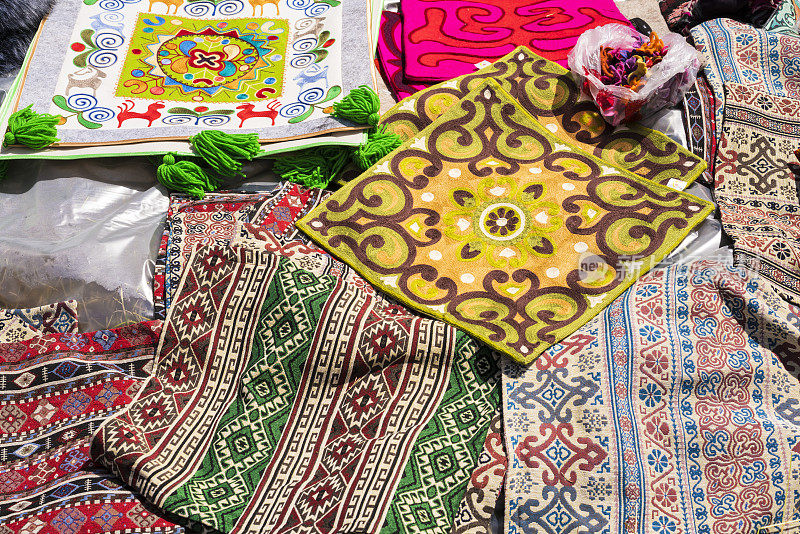 吉尔吉斯斯坦每年节日期间的纺织手工艺品