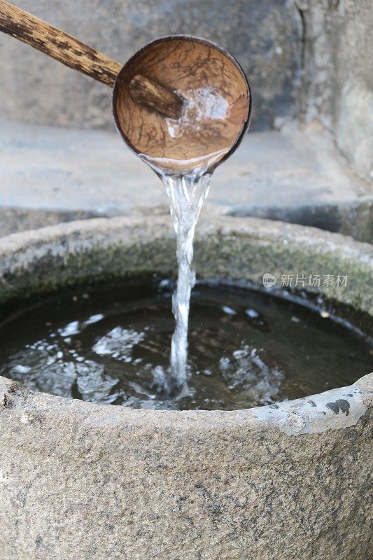 日式水盆用竹勺，东方学禅宗写真的花园水景泼洒