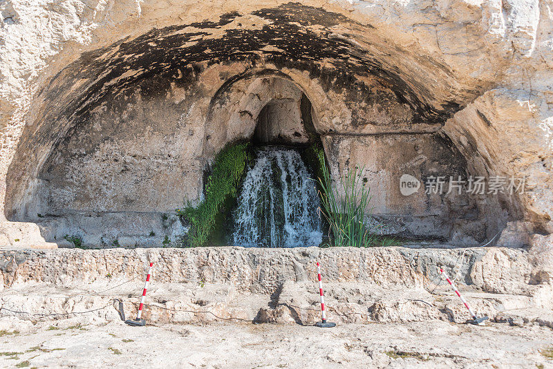 意大利西西里岛锡拉丘兹古考古公园的瀑布