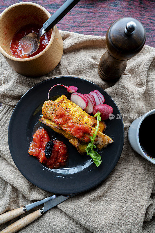 自制健康早餐:米饭煎蛋卷和煎鲑鱼