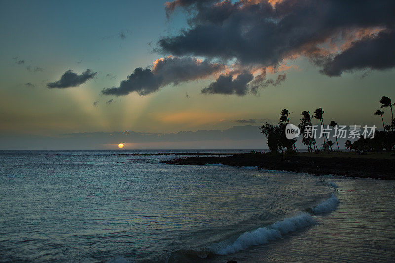 考艾岛波伊普海滩上的夏威夷日落