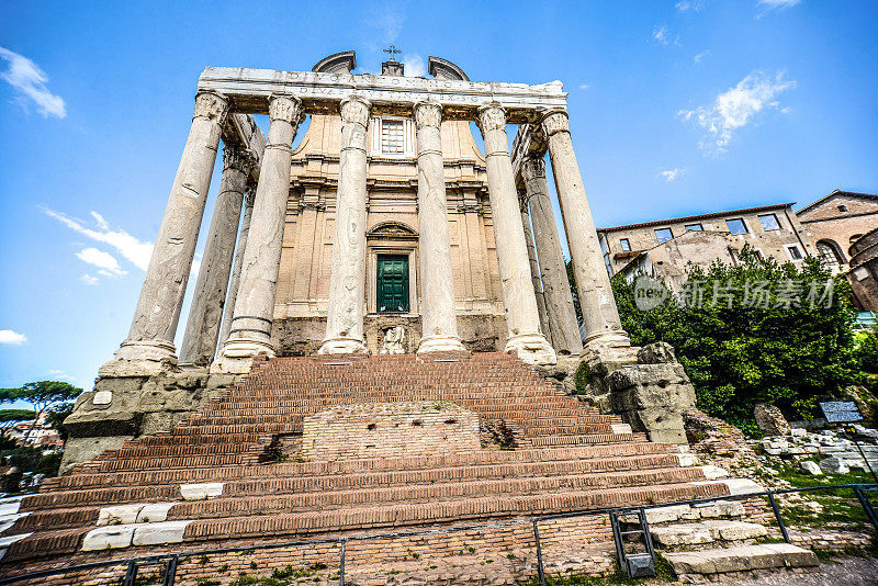 意大利罗马的安东尼斯和福斯蒂纳神庙的低角度视图