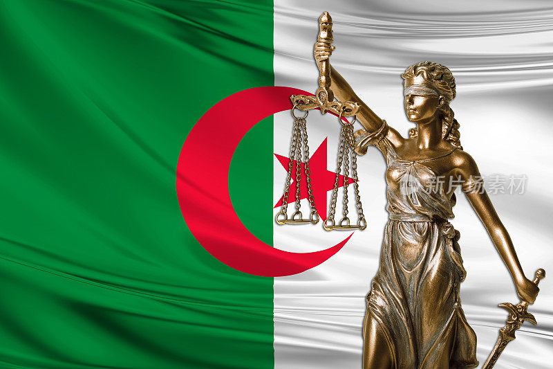 阿尔及利亚国旗前的正义雕像