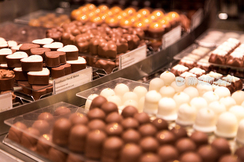 店里陈列着新鲜的瑞士巧克力