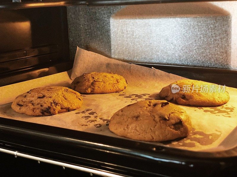 烤箱里正在烤饼干