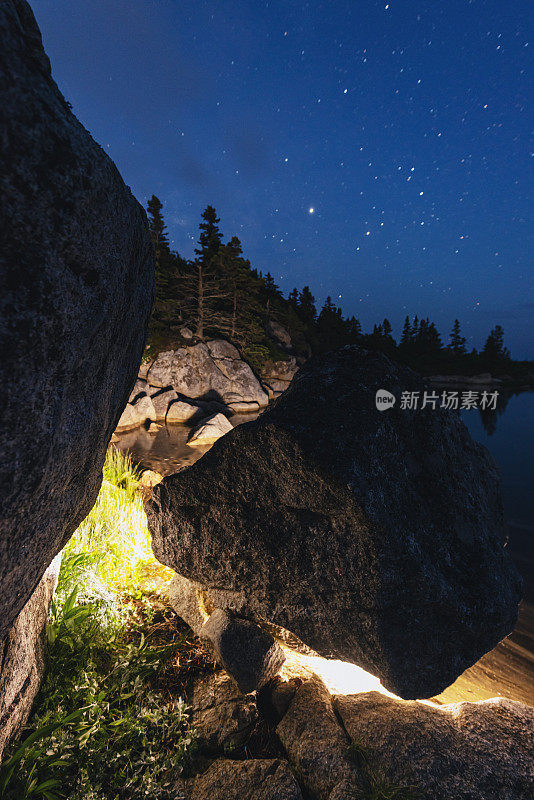 暮色中的花岗岩海岸线