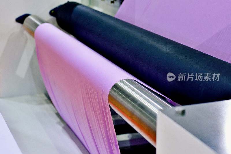紫色布料在纺织设备输送带的特写