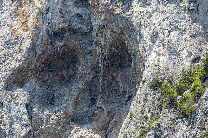 意大利第勒尼安海卡普里岛的一些洞穴。