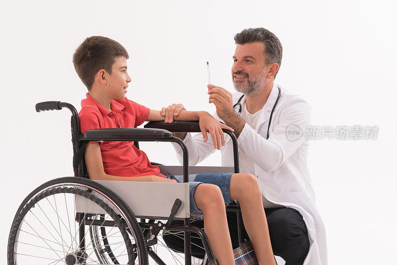 坐在轮椅上的残疾男孩与医生交谈