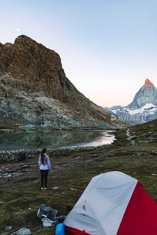 女人遇到日出附近美丽的山湖与马特洪峰在瑞士阿尔卑斯山的观点