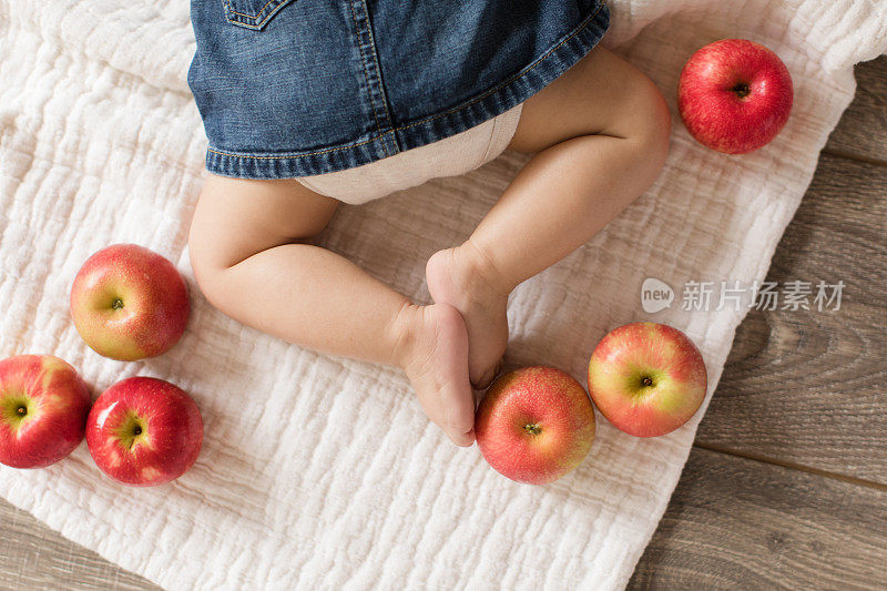 婴儿的腿和苹果