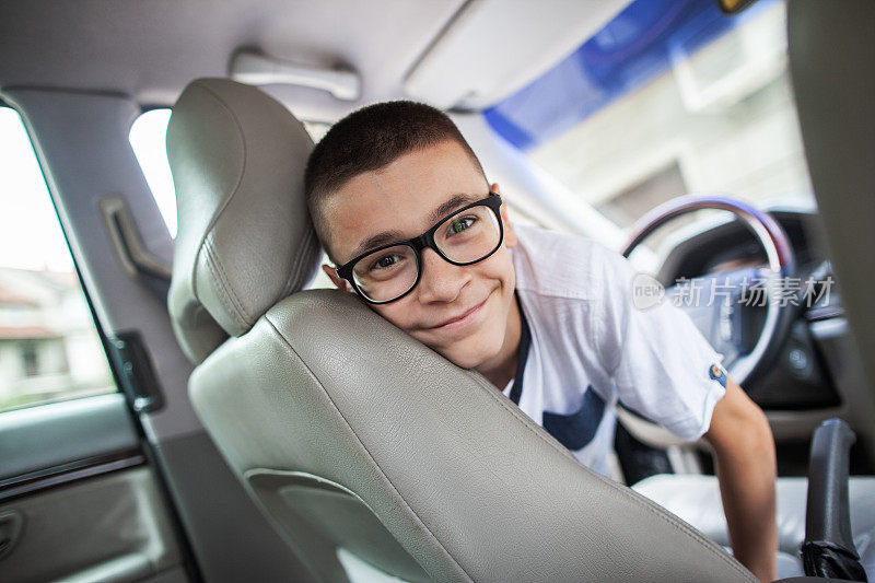 青少年在车上系安全带——安全第一