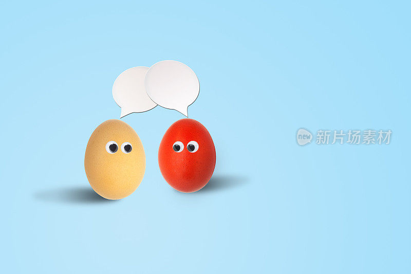 商务交际概念:两个鸡蛋站在一起交谈的抽象形象。