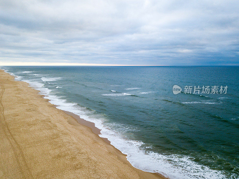 壮观的鸟瞰图，美丽的白色海滩沐浴在强烈的海浪