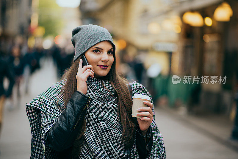 布达佩斯使用电话的女性