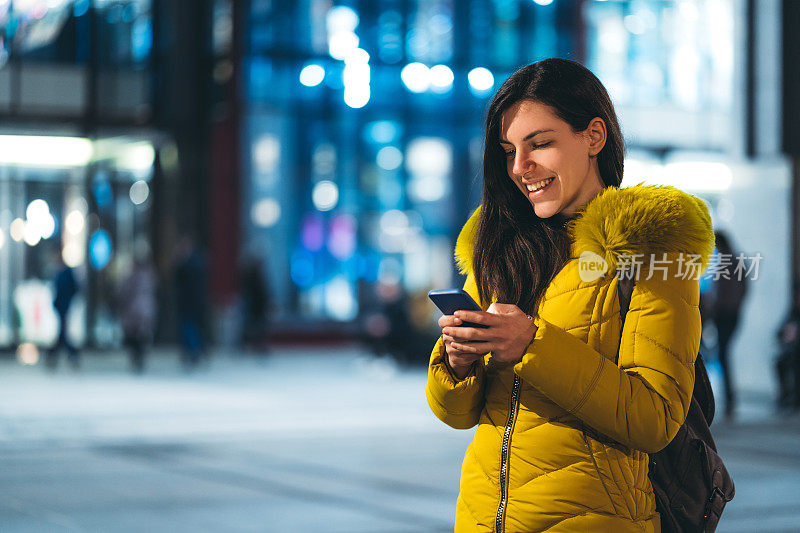 在街上打电话的女人