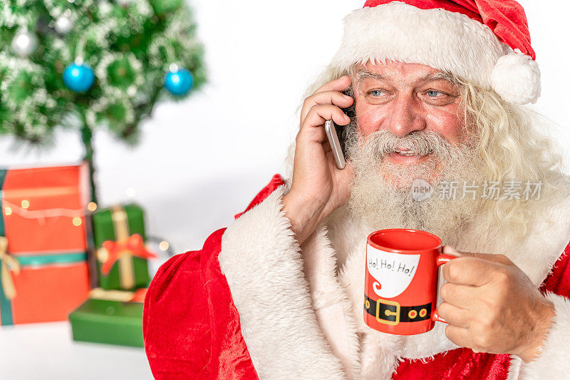 圣诞老人在用智能手机