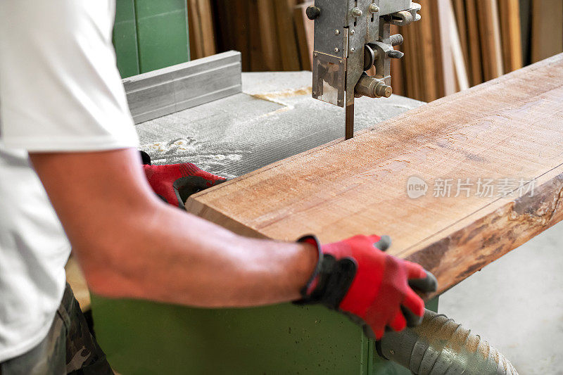 木匠用带锯切割木板