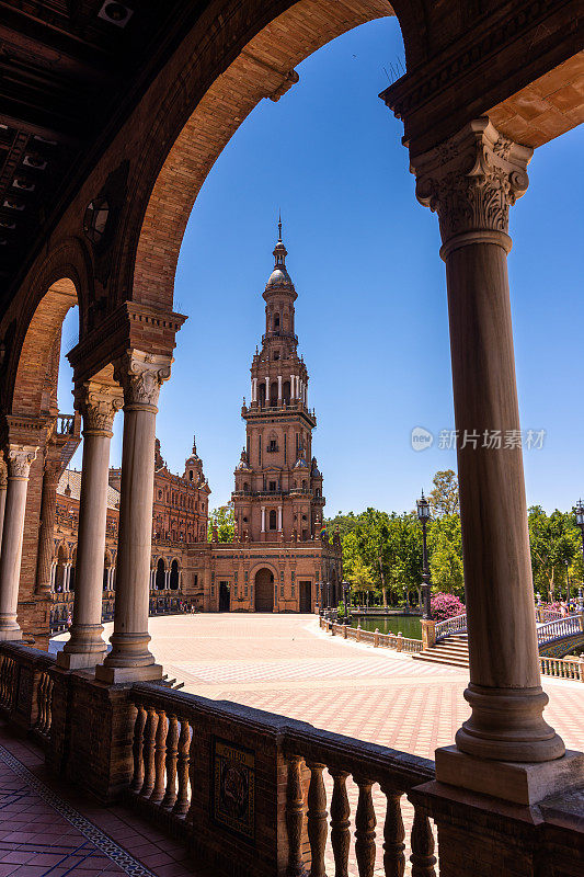 在西班牙塞维利亚的España广场，透过拱门看到的塔